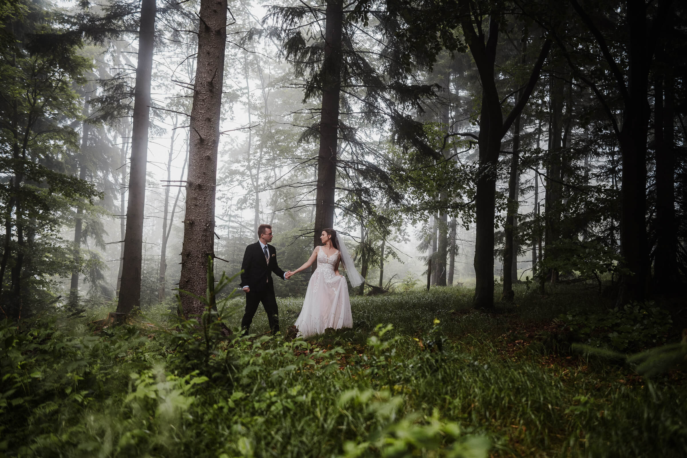 naturalna-fotografia-slubna-gory-sowie-we-mgle-2