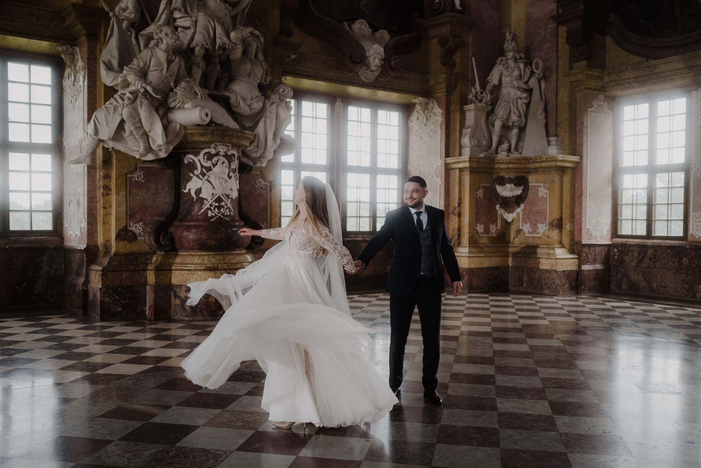Para młoda tańcząca w sali balowej Opactwa Cystersów w Lubiążu w czasie sesji ślubnej