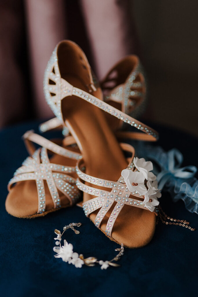 Buty panny młodej uchwycone w czasie fotografowania przygotowań