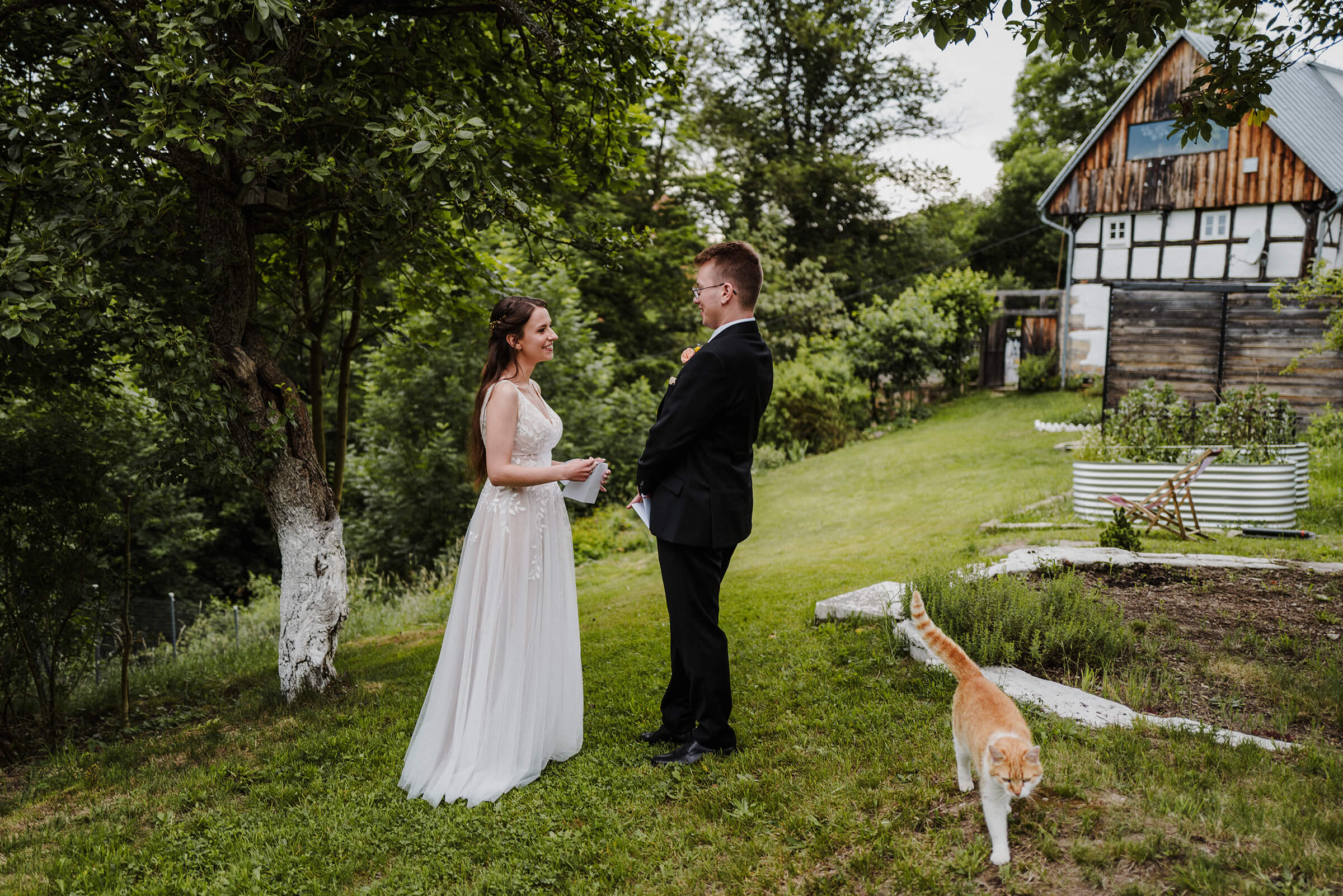 Para młoda czyta listy w ogrodzie napisane do siebie listy w czasie slow wedding w Polnej Zdrój